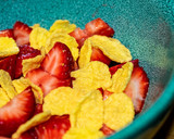 Foto del paso 2 de la receta: Desayuno saludable: fresas con leche y copos de maíz sin azúcar