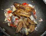 Foto langkah ke 2 dari resep Ikan pindang pedas bumbu iris praktis ✅.