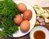 Hình bước làm 2 của món Trứng chiên lá đinh lăng