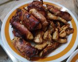 Baconbe tekert mézes-mustáros csirkecsíkok chips ágyon recept fázis 5 fotója