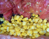 Foto del paso 2 de la receta: Ensalada de Tomate Rosa, Maíz y Salmón con Salsa de Miel y Mostaza y Crema de Vinagre de Módena