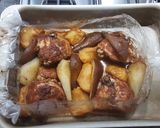 Almás-körtés csirkecomb krumplipürével recept fázis 5 fotója