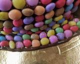 Foto del passaggio 7 della ricetta Gravity cake Smarties
