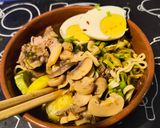 Foto del paso 4 de la receta: Ramen de carne, fideos zucchini y champiñones