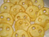 क्रिस्पी सूजी स्माइली (Crispy suji smiley recipe in Hindi)