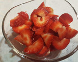 Foto del paso 1 de la receta: Fresas con cuajada, salsa de chocolate y almendras