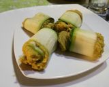 Foto del paso 3 de la receta: Rollitos de zapallo italiano rellenos de hummus