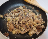 Foto del paso 4 de la receta: Revuelto de champiñones y calabacín