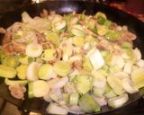 Foto del paso 6 de la receta: Pechugas grille con salteado de hongos y puerros al vino blanco