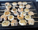 Foto del paso 5 de la receta: Brochetas de langostinos y champiñones