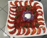 Une image de l'étape 7 de Salade de tomates à la mozzarella, basilic et fleurs de ciboulette.