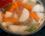รูปขั้นตอนการทำที่ 5 ของ น้ำซุปใส หัวไชเท้า และ แครอท 🥕🧄