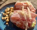 Foto del paso 3 de la receta: Tostada con aguacate, hummus y jamón York ¡muy de lunes!