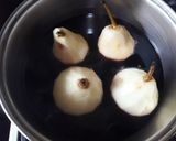 Foto del paso 1 de la receta: Peras al vino tinto