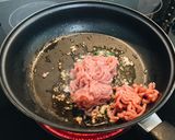 รูปขั้นตอนการทำที่ 3 ของ กระเพราหมูบด ไข่ดาวราดข้าว