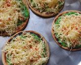 A picture of step 5 of Bhakri Chutney Pizza.
