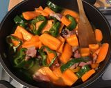 Une image de l'étape 12 de Carottes au lard, poivrons verts et raisins secs.