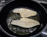 Foto del paso 2 de la receta: Filetes de merluza, patatas y guisantes en salsa verde