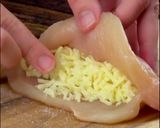 Une image de l'étape 1 de Escalopes farcies sur un lit de sauce tomate.