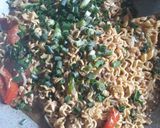 Foto langkah ke 5 dari resep Indomie Goreng Praktis.