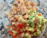 Foto del paso 3 de la receta: Tartar de langostinos y carabineros con aguacate y tomate