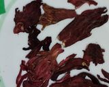 A picture of step 4 of Hibiscus tea.