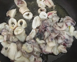 Foto del paso 2 de la receta: Sopa de atún marinado con caldo al ajo negro y alga wakame
