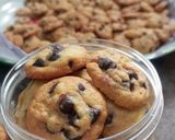 Foto langkah ke 8 dari resep Chocochips cookies vanila empuk.