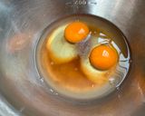 A picture of step 1 of Japanese omelette sandwiches.