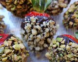 A picture of step 4 of Chocolate-Covered Strawberries with Nuts.