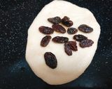 Hình bước làm 6 của món Bánh Mì Ngọt Pillow Raisins