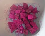 Foto langkah ke 1 dari resep Es Buah Naga Jelly.
