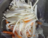 Hình bước làm 2 của món Nấm ngọc châm, cà rốt xào thịt bò và vó bò