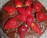 Foto del paso 5 de la receta: Bizcochuelo rojo con dulce de leche, chocolate y frutillas