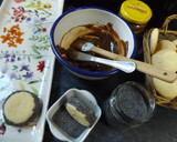Foto del paso 3 de la receta: Alfajorcitos con dulce de leche al chocolate y semillas de amapolas