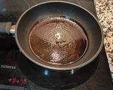 Foto del paso 14 de la receta Tortilla de brócoli con sobre mesa de tomate