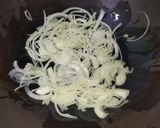 洋蔥燴炒雞腿肉的食譜步驟2照片