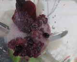 Foto langkah ke 2 dari resep Mix Berries Smoothies.