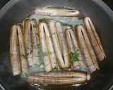 Foto del paso 3 de la receta: Navajas a la plancha con ajo y perejil