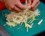 Hình bước làm 2 của món Cách làm món gà rang muối ngon đỉnh như nhà hàng