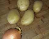Foto del paso 1 de la receta: Tortilla de patatas con cebolla
