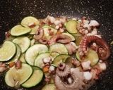 Foto del passaggio 1 della ricetta Fettuccine con polpo,gamberoni,zucchine e pomodorini alla vodka