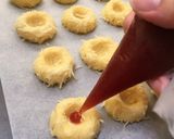 Foto langkah ke 8 dari resep Crunchy Strawberry Cheese Thumbprint Cookies.