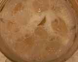 A picture of step 2 of Bnanna Milk Shake.