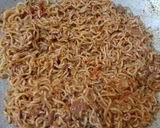Foto langkah ke 4 dari resep Mie instan goreng pedas.