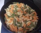 Foto del paso 4 de la receta: Ensalada de pasta con pavo al ajillo