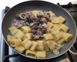 Foto del passaggio 7 della ricetta Mezzi Paccheri Ondulati con Vongole, Crema di Asparagi, Datterini Confit e Basilico Fritto