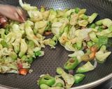 Foto langkah ke 4 dari resep Tumis Bunga Turi Cabe Gendot.
