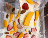 Foto del paso 3 de la receta: Barritas de yogur y frutas