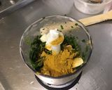 Une image de l'étape 3 de Pavés de saumon sauvage crème de fanes de radis, ail et curry.